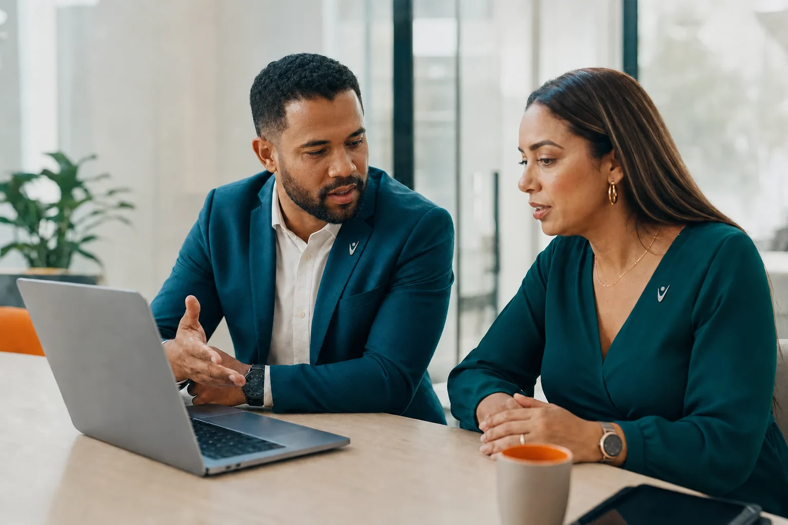 RENOVA consultant collaborating closely with an HR leader